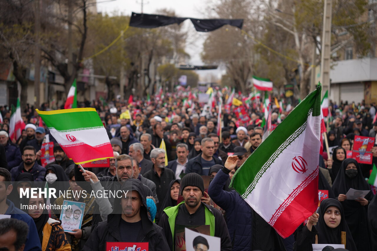 دشمن بداند مردم ایران تا پای جان از خاک و نظام دفاع میکنند