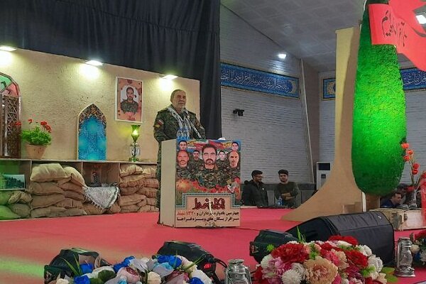 دشمن فکر کرد می‌تواند مردم را از رهبری و انقلاب جدا
کند