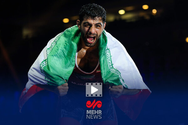 دور افتخار با پرچم ایران توسط هادی ساروی