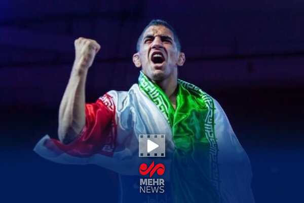 دور افتخار رحمان عموزاد با پرچم مقدس ایران پس از قهرمانی جهان