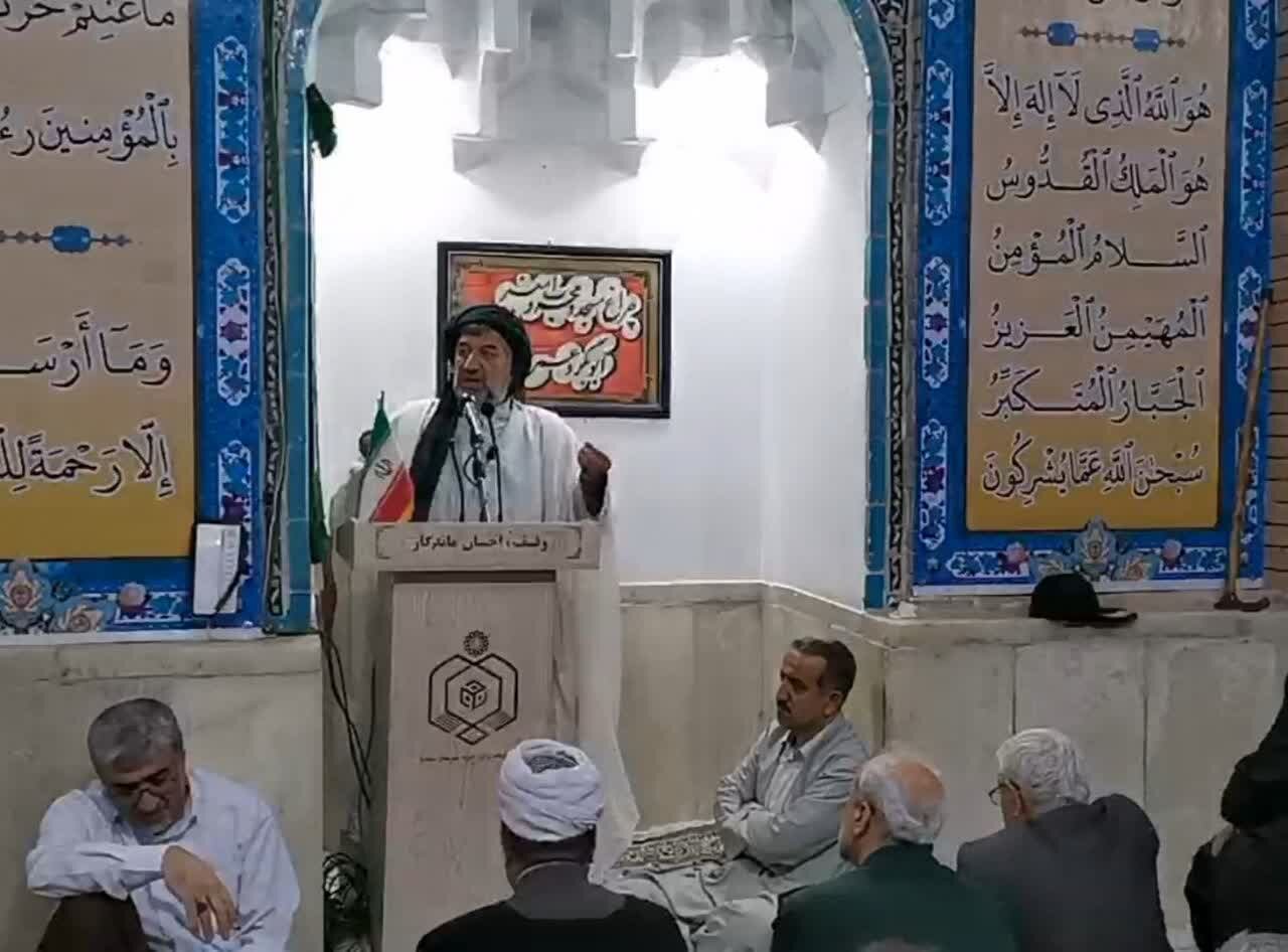 دوری مسلمانان از اقامه نماز و قرائت قرآن از اهداف دشمنان
است