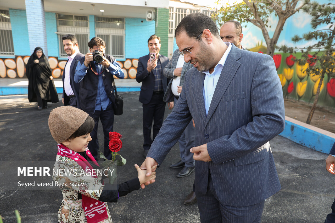 دولت باید تعیین کند در هوای آلوده مدرسه باید تعطیل شود یا
کارخانه