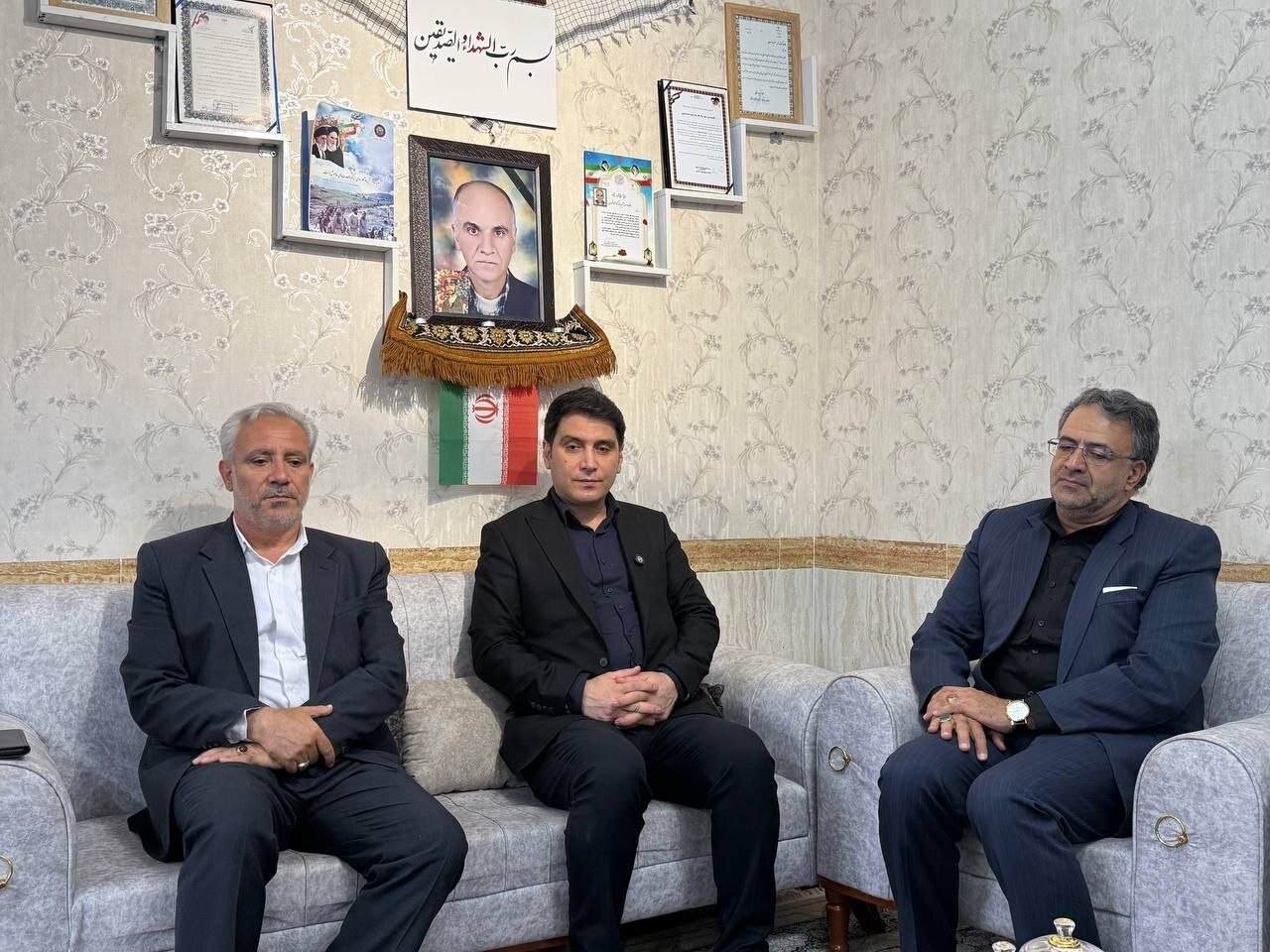 دیدار استاندار کردستان با خانواده شهدای حملات تروریستی صهیونیستی