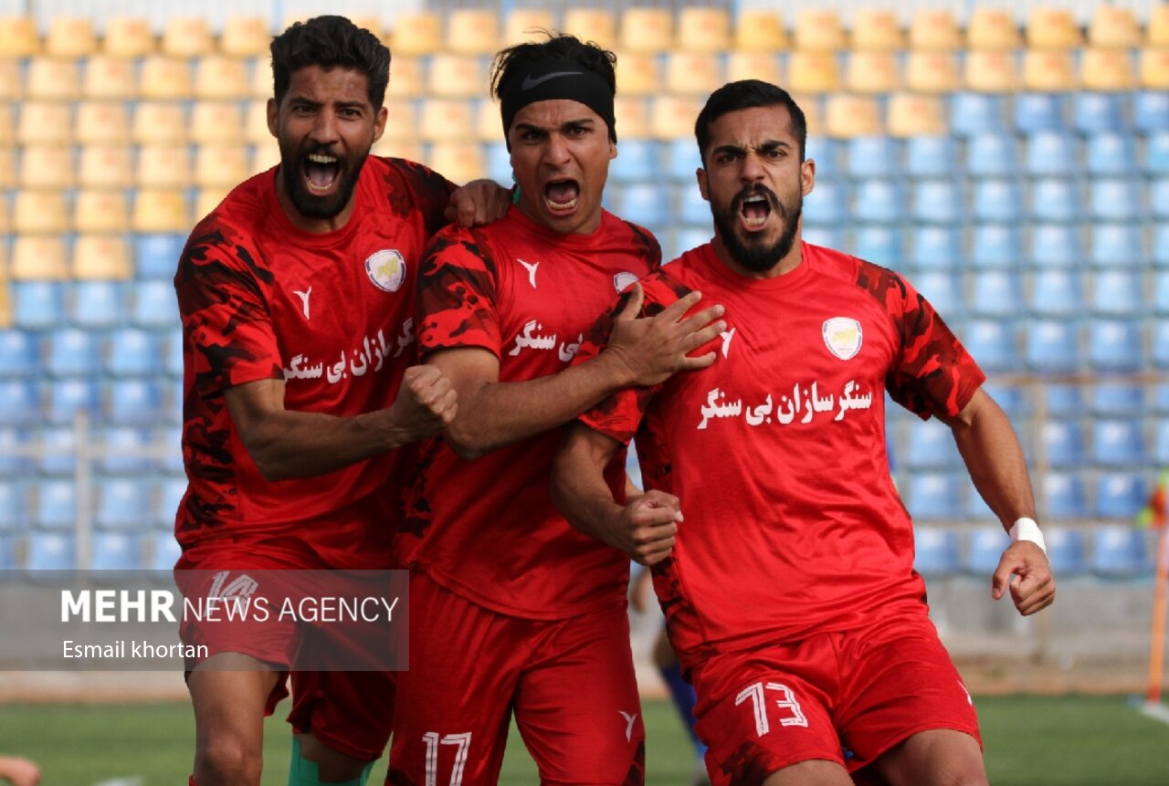 دیدار تیم های فوتبال آرمان گهر و استقلال خوزستان
