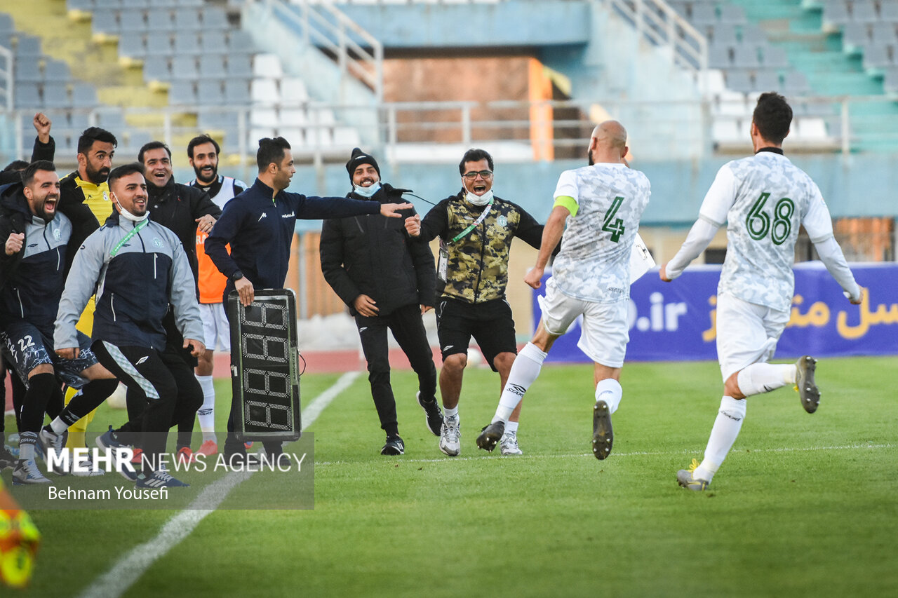 دیدار تیم های فوتبال آلومینیوم اراک و فجر سپاسی