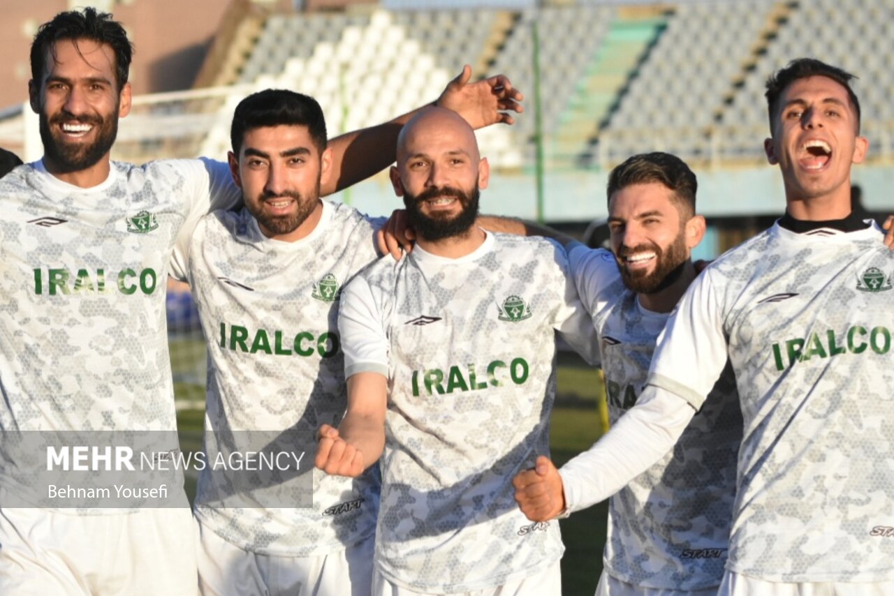 دیدار تیم های فوتبال آلومینیوم اراک و فجر سپاسی شیراز