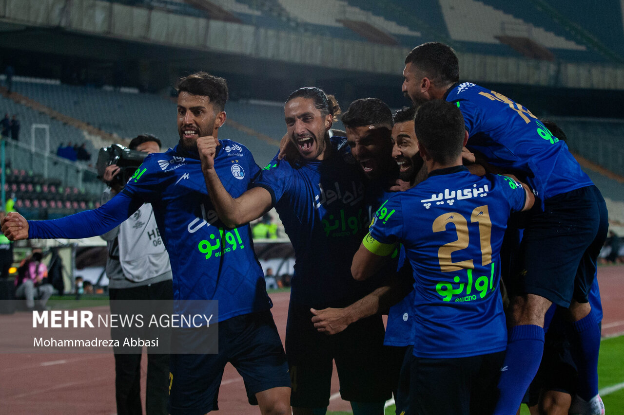 دیدار تیم های فوتبال استقلال تهران و تراکتور تبریز