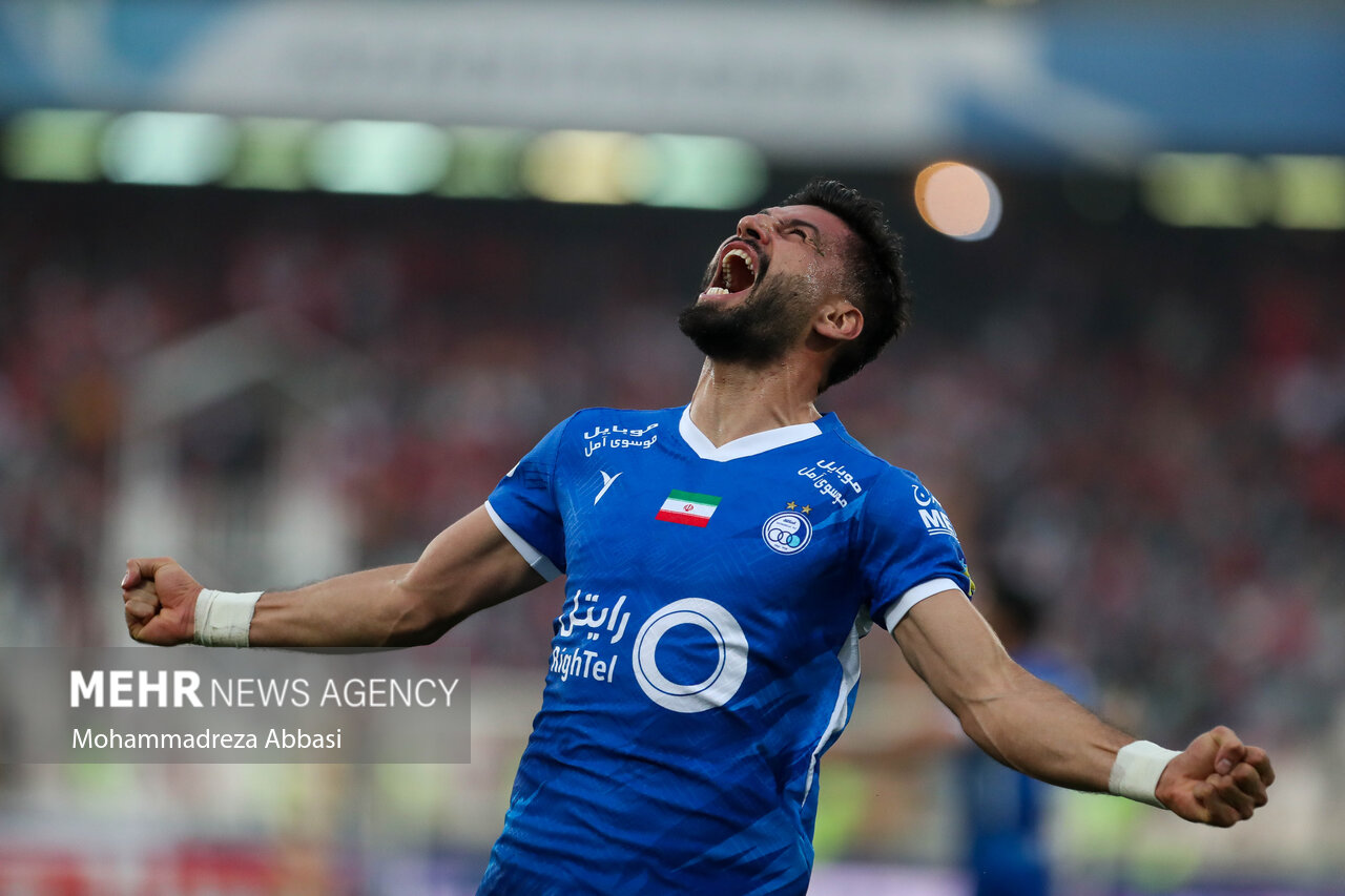 دیدار تیم های فوتبال استقلال تهران و تراکتور سازی تبریز