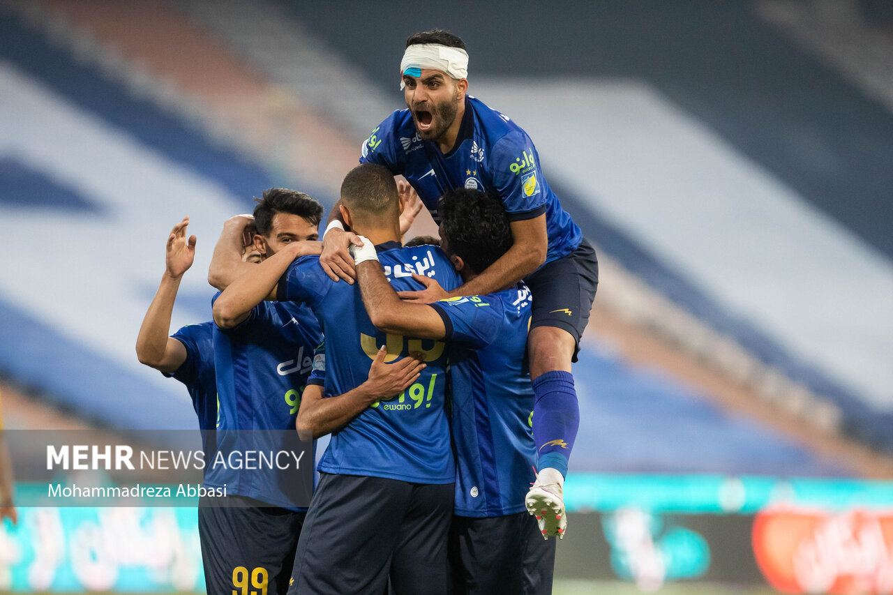 دیدار تیم های فوتبال استقلال تهران و سپاهان اصفهان