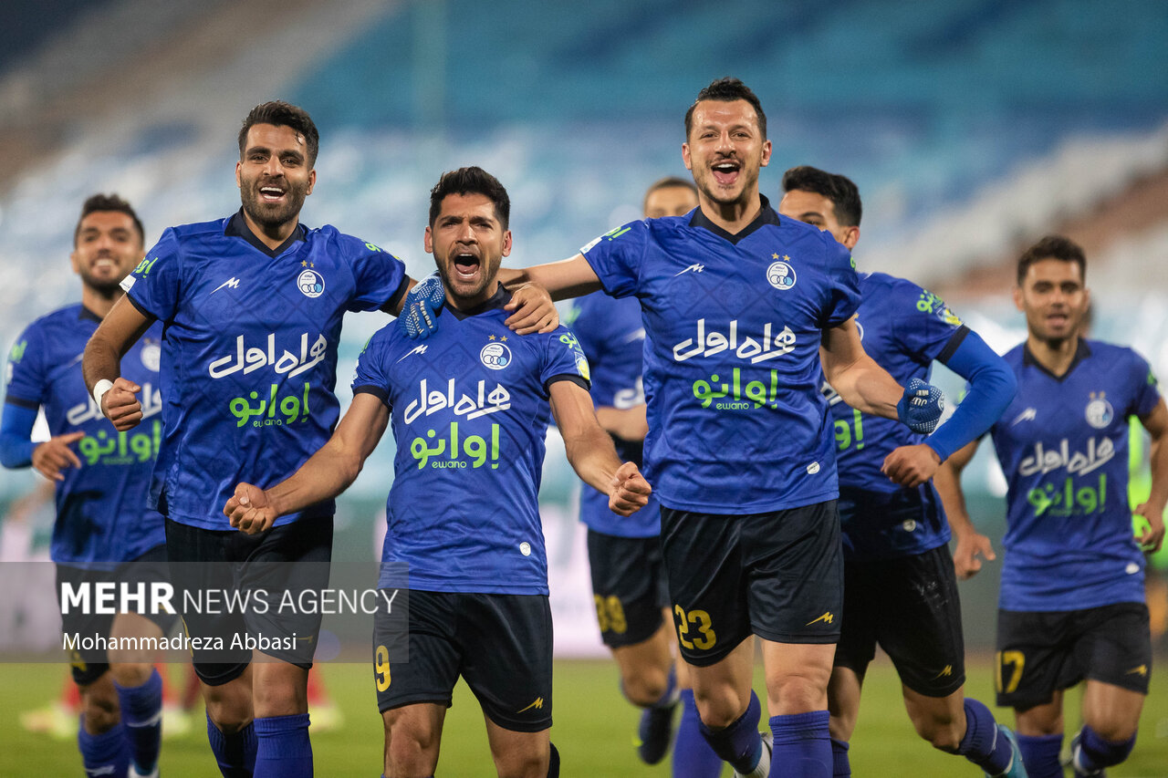 دیدار تیم های فوتبال  استقلال تهران و فولاد خوزستان