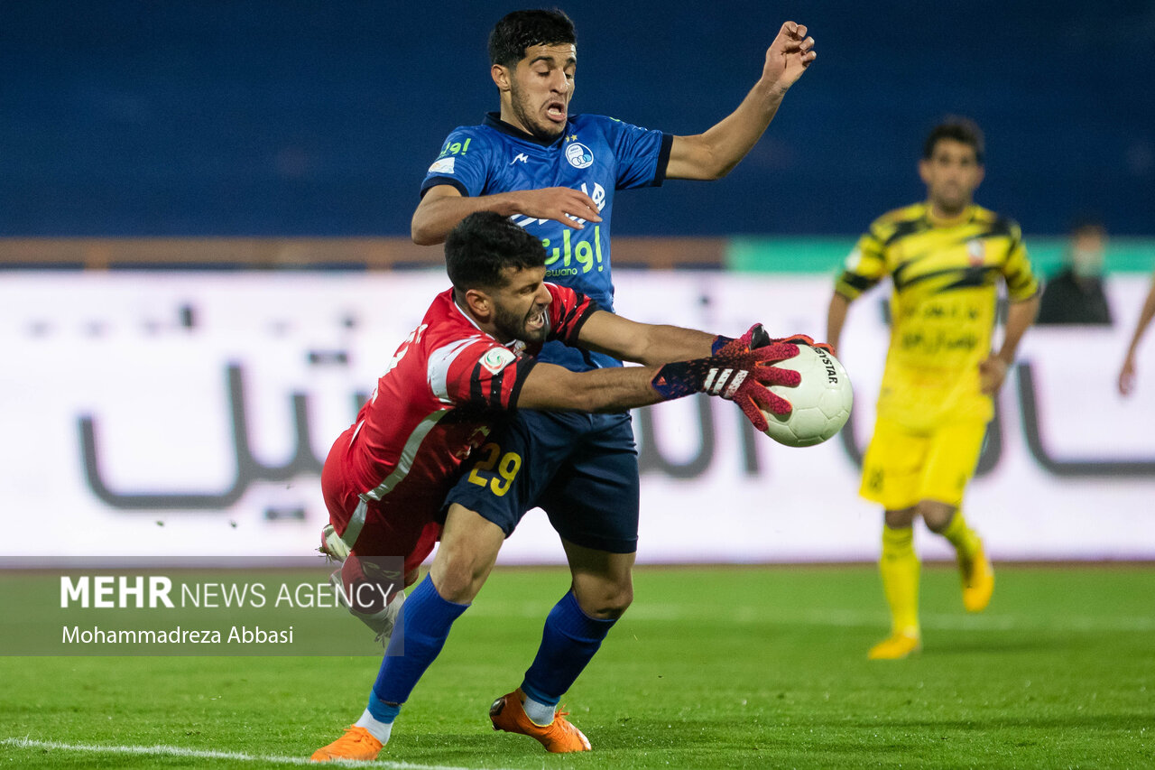 دیدار تیم های فوتبال استقلال تهران و نود ارومیه