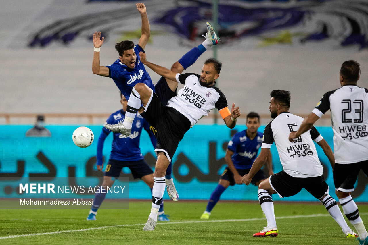 دیدار تیم های فوتبال استقلال تهران و هوادار تهران