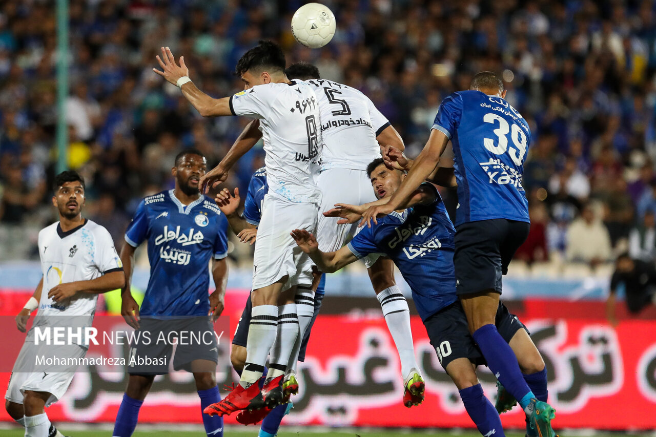 دیدار تیم های فوتبال استقلال تهران و پیکان تهران