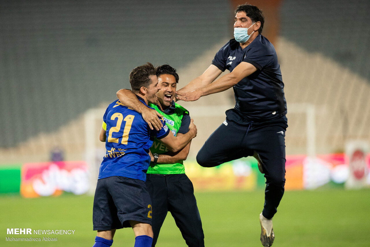 دیدار تیم های فوتبال استقلال تهران و گل گهر سیرجان