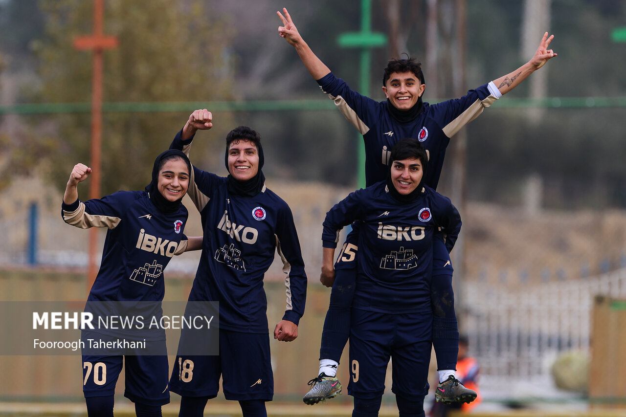 دیدار تیم های فوتبال بانوان پیکان و خاتون بم
