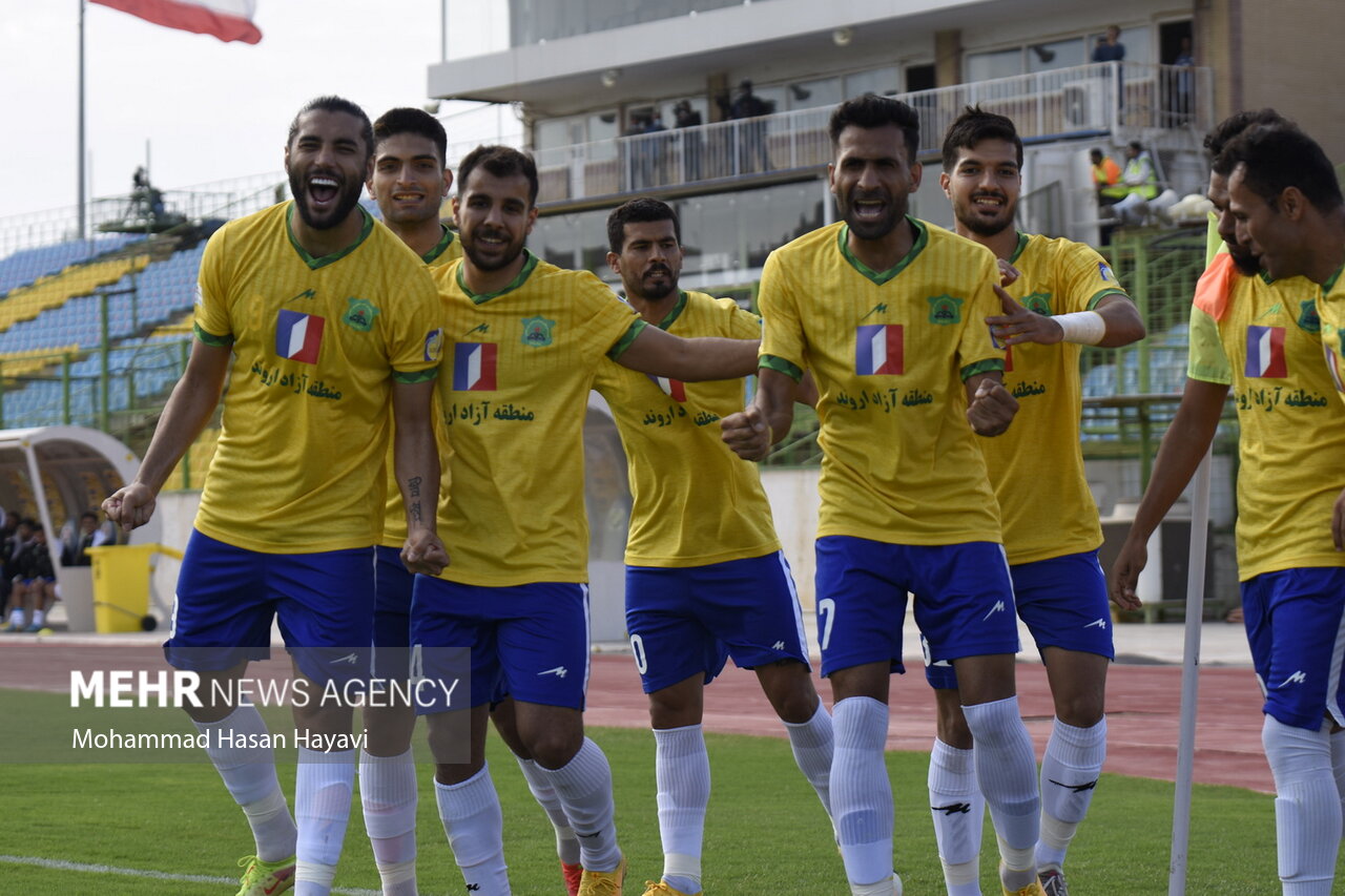 دیدار تیم های فوتبال صنعت نفت آبادان و شمس آذر قزوین