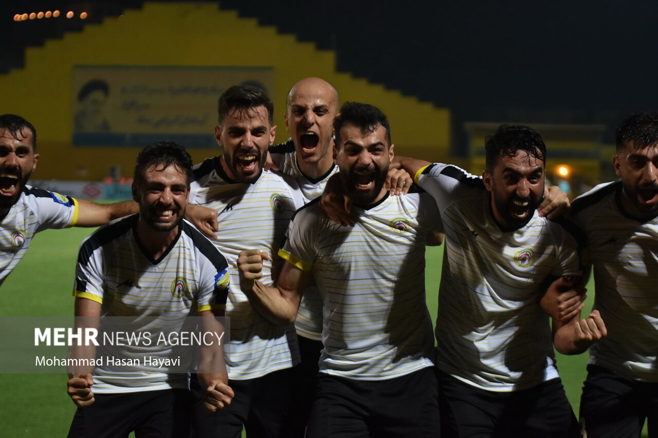 دیدار تیم های فوتبال صنعت نفت آبادان و فجر سپاسی