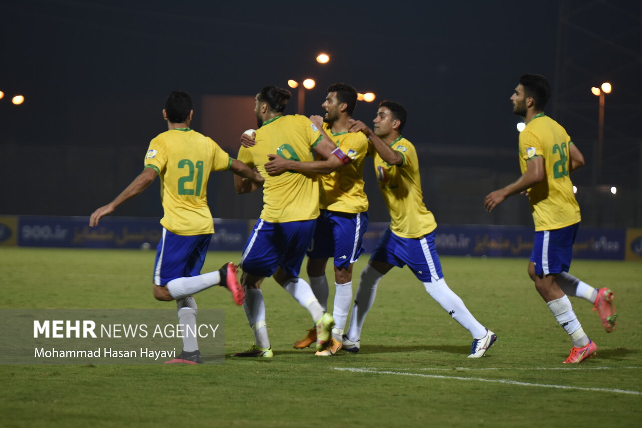 دیدار تیم های فوتبال صنعت نفت آبادان و پدیده مشهد