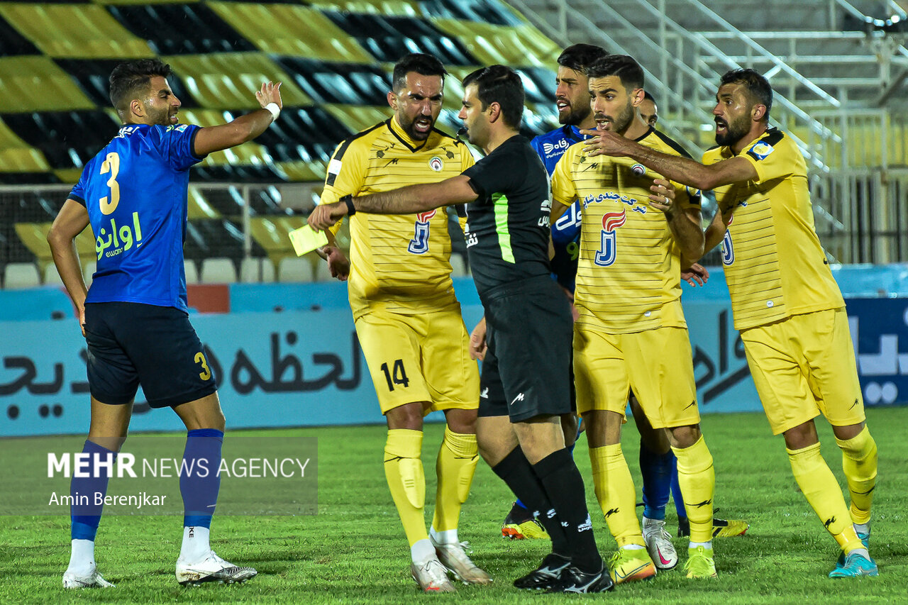 دیدار تیم های فوتبال فجر شهید سپاسی شیراز و استقلال تهران