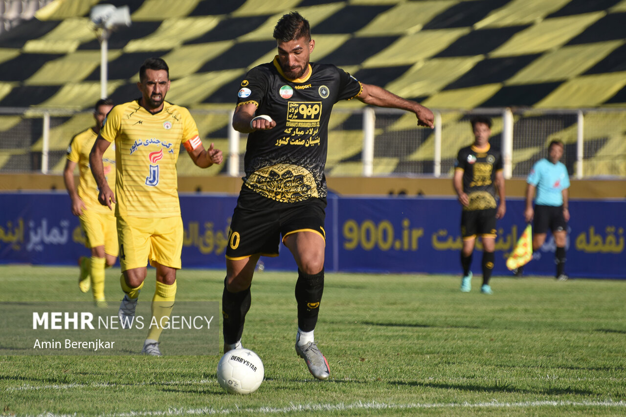 دیدار تیم های فوتبال فجر شهید سپاسی شیراز و سپاهان اصفهان