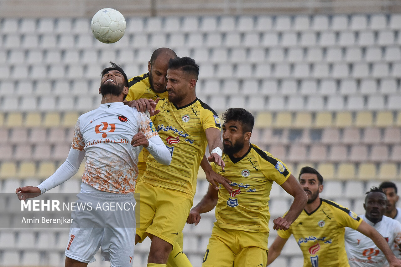 دیدار تیم های فوتبال فجر شهید سپاسی شیراز و مس رفسنجان