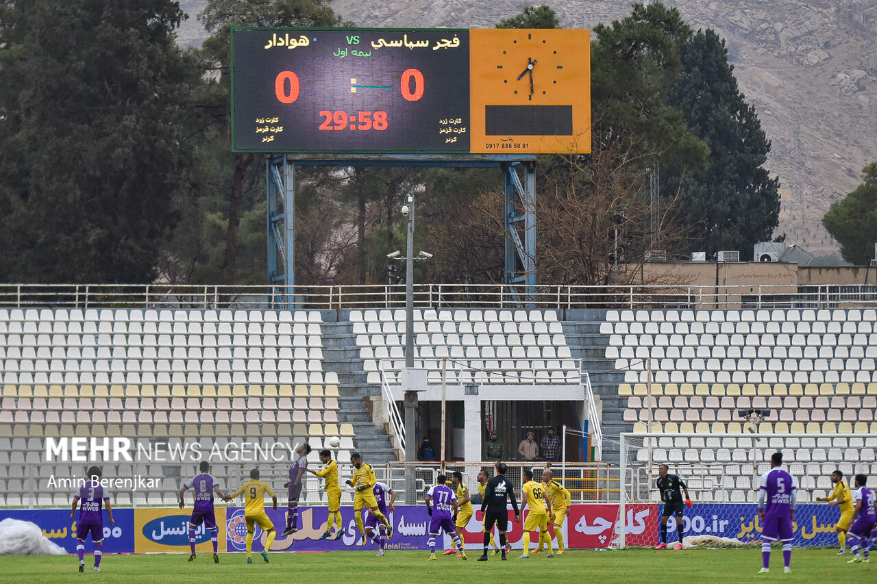 دیدار تیم های فوتبال فجر شهید سپاسی شیراز و هوادار تهران
