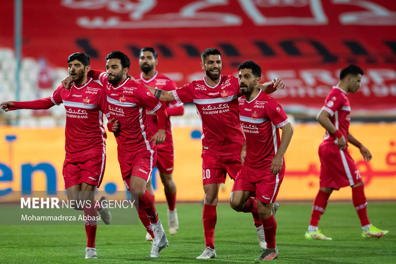 دیدار تیم های فوتبال پرسپولیس تهران و ذوب آهن اصفهان