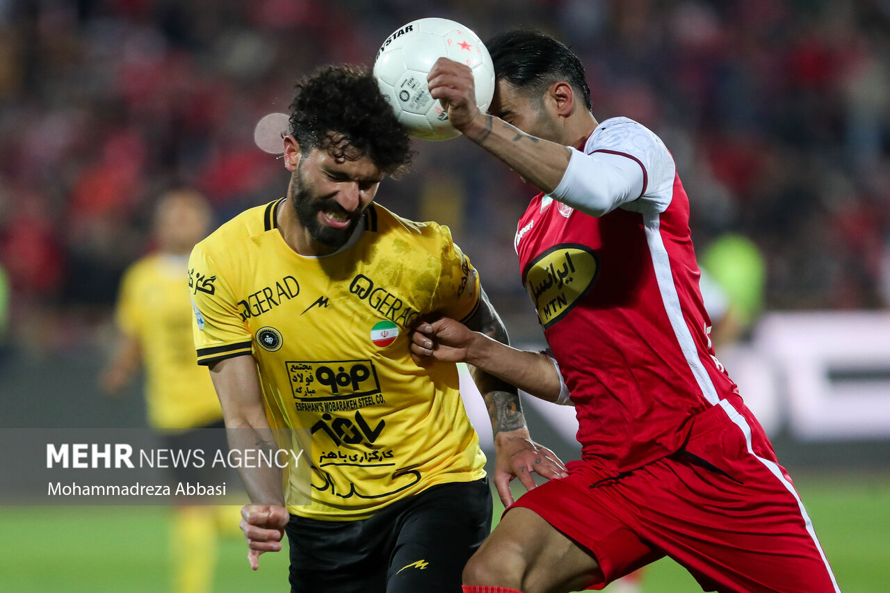 دیدار تیم های فوتبال پرسپولیس تهران و سپاهان اصفهان