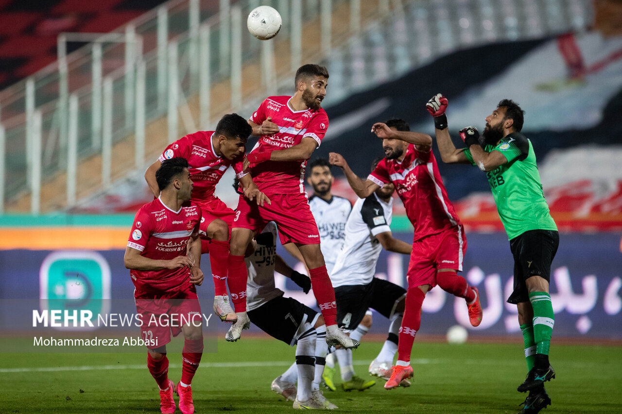 دیدار تیم های فوتبال پرسپولیس تهران و هوادار