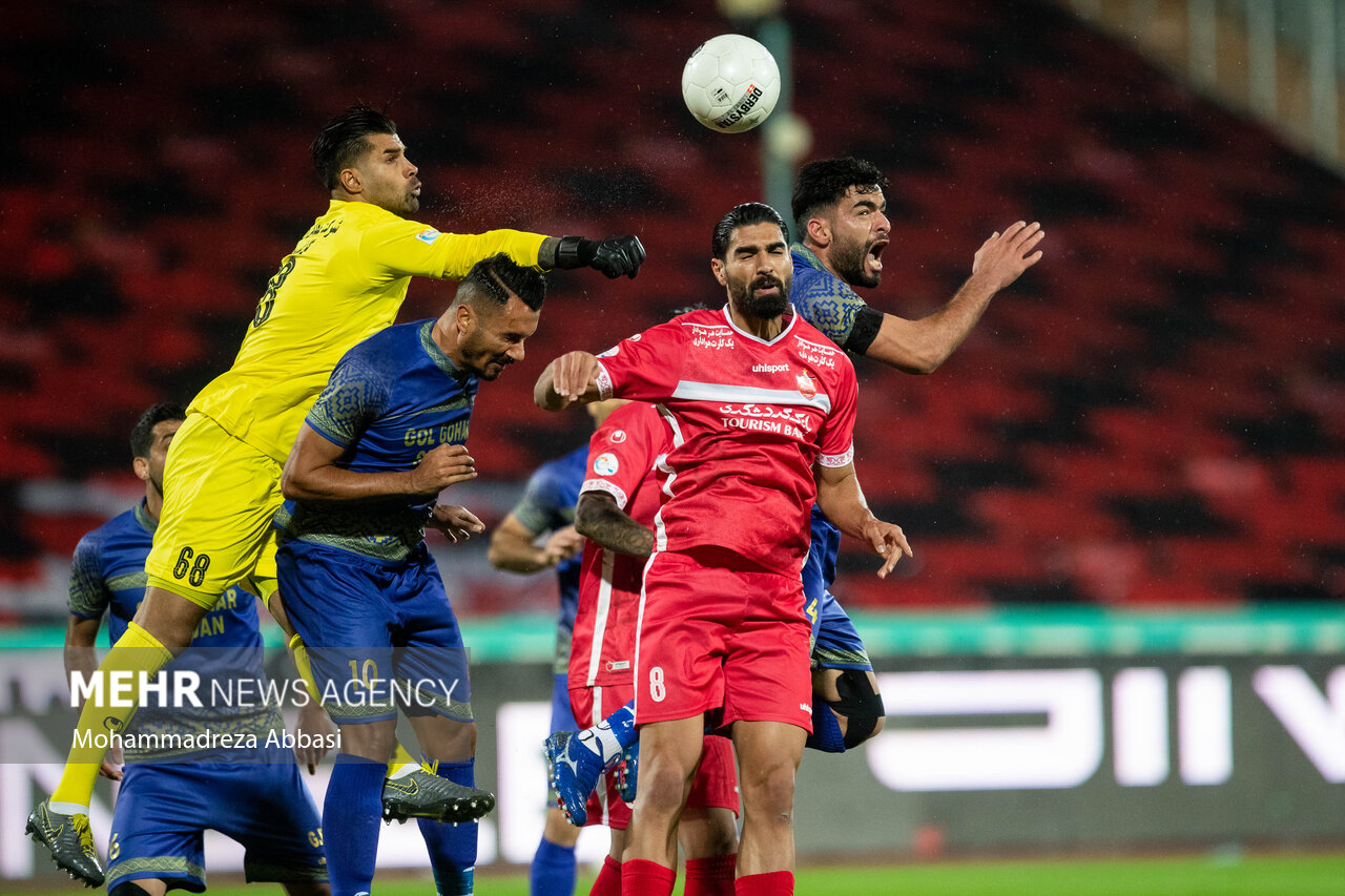 دیدار تیم های فوتبال پرسپولیس تهران و گل گهر سیر جان