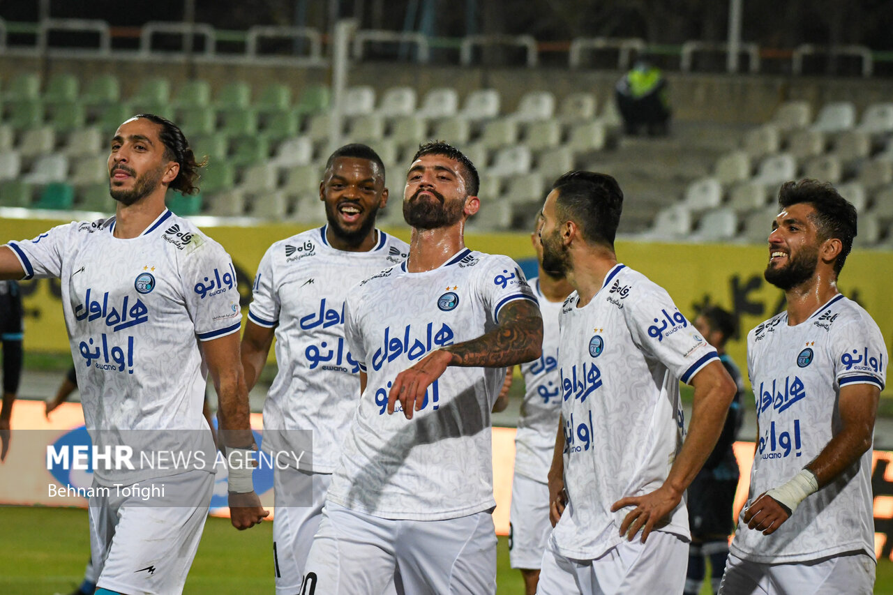 دیدار تیم های فوتبال پیکان و استقلال تهران