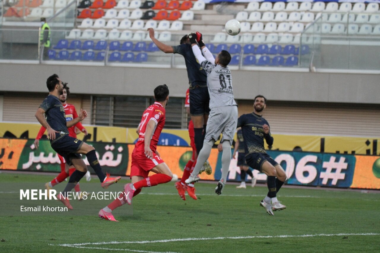 دیدار تیم های فوتبال گل گهر و پرسپولیس