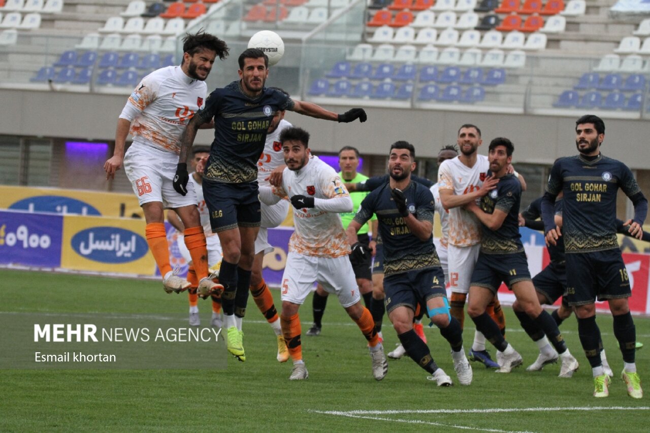 دیدار تیم های فوتبال گل گهرسیرجان و مس رفسنجان
