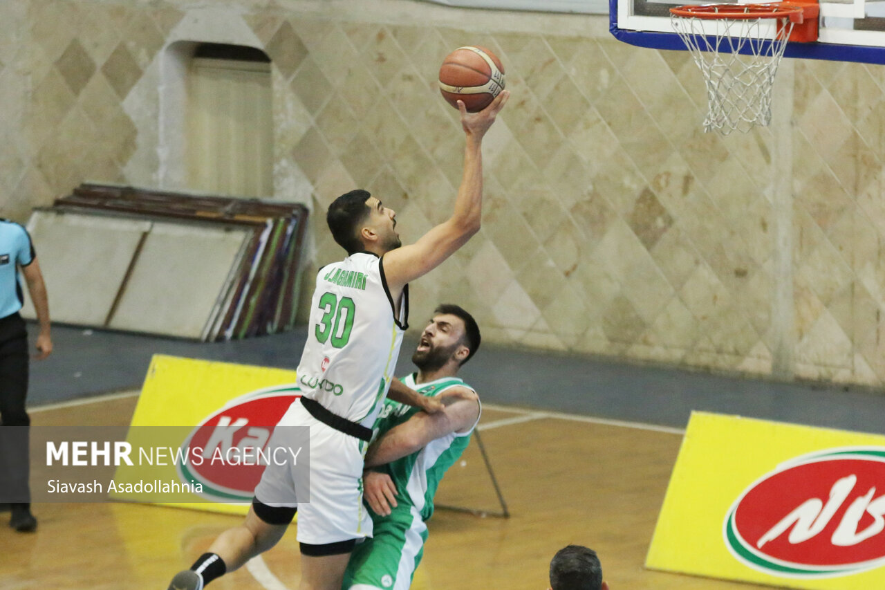 دیدار تیم‌های بسکتبال کاله مازندران و ذوب آهن اصفهان