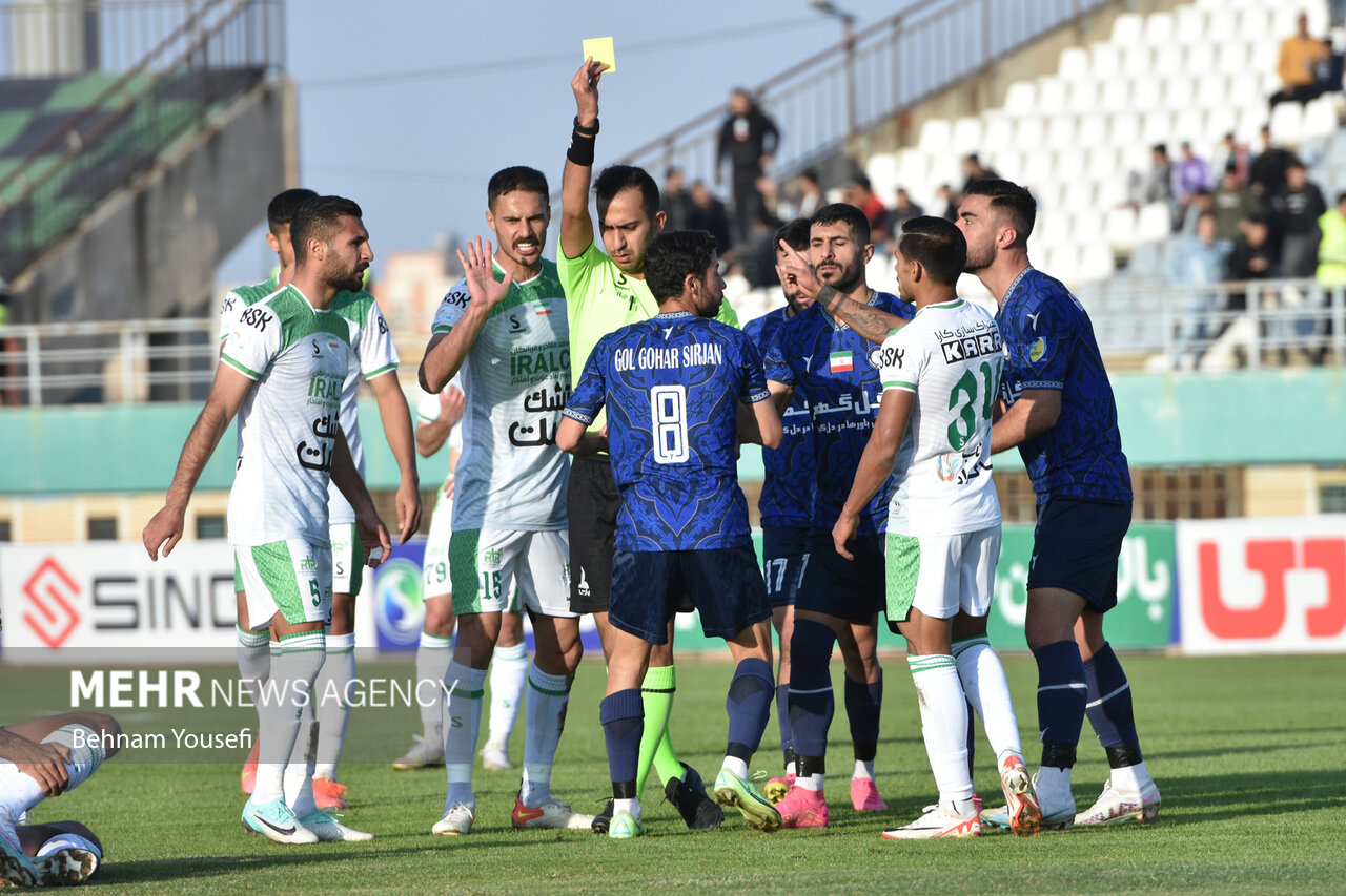 دیدار تیم‌های فوتبال آلومینیوم اراک و گل گهر سیرجان