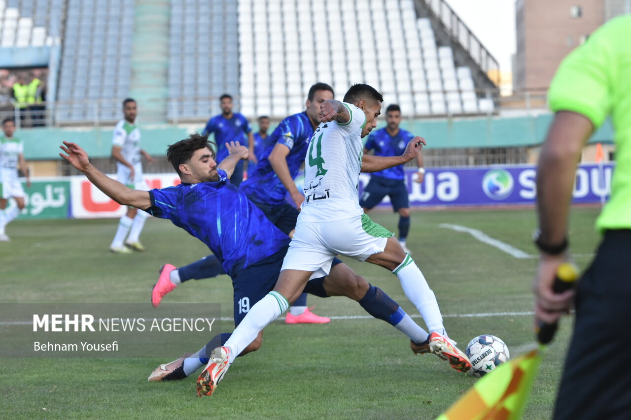 دیدار تیم‌های فوتبال آلومینیوم اراک و ملوان بندرانزلی