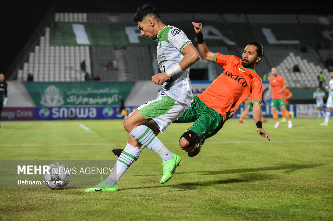 دیدار تیم‌های فوتبال آلومینیوم اراک و مس رفسنجان