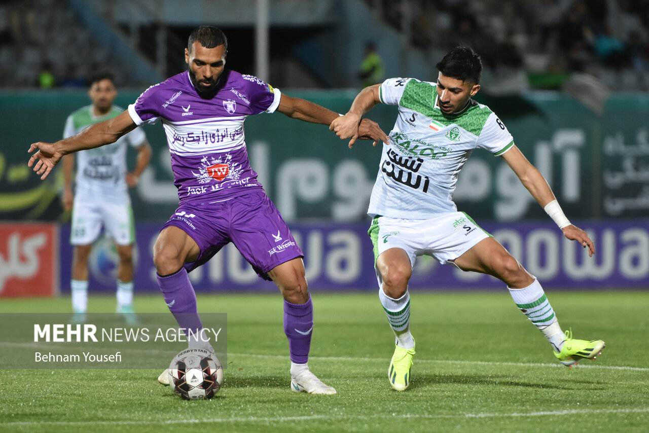 دیدار تیم‌های فوتبال آلومینیوم اراک و هوادار تهران