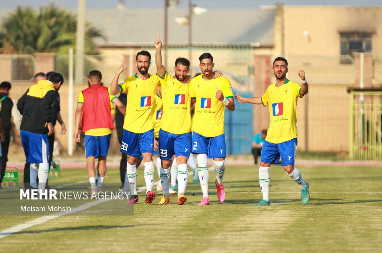 دیدار تیم‌های فوتبال صنعت نفت آبادان و آلومینیوم اراک