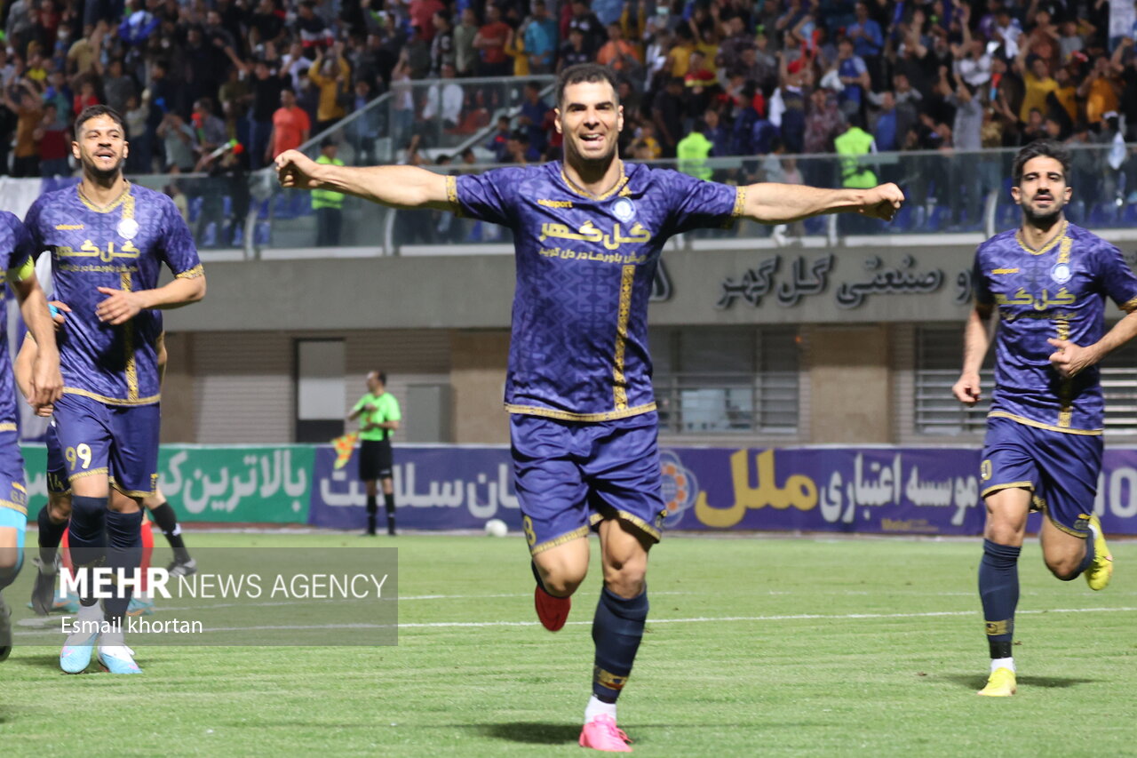 دیدار تیم‌های فوتبال فولاد خوزستان و گل گهر سیرجان