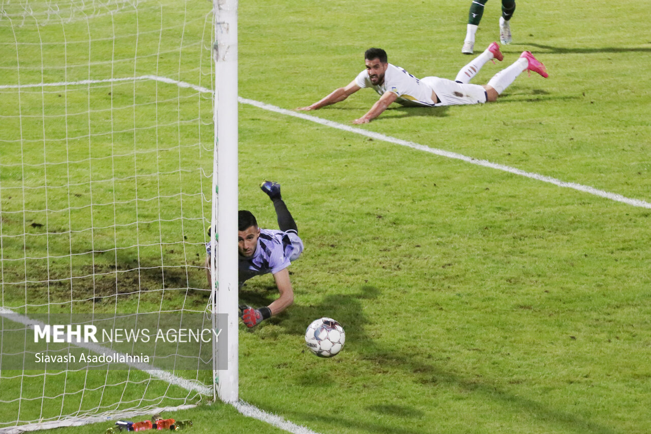 دیدار تیم‌های فوتبال نساجی مازندران و شمس آذر قزوین
