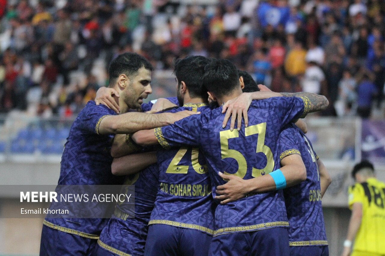 دیدار تیم‌های فوتبال گل گهرسیرجان و نفت مسجدسلیمان