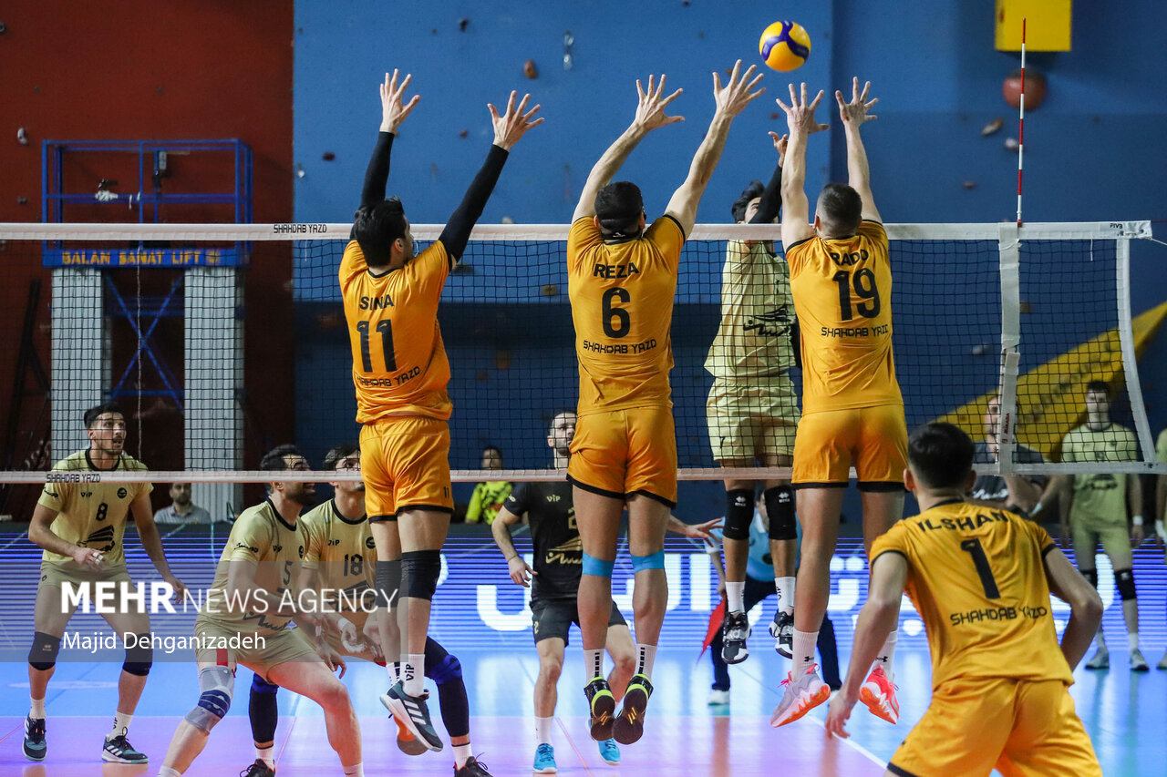 دیدار تیم‌های والیبال شهداب یزد و هورسان رامسر
