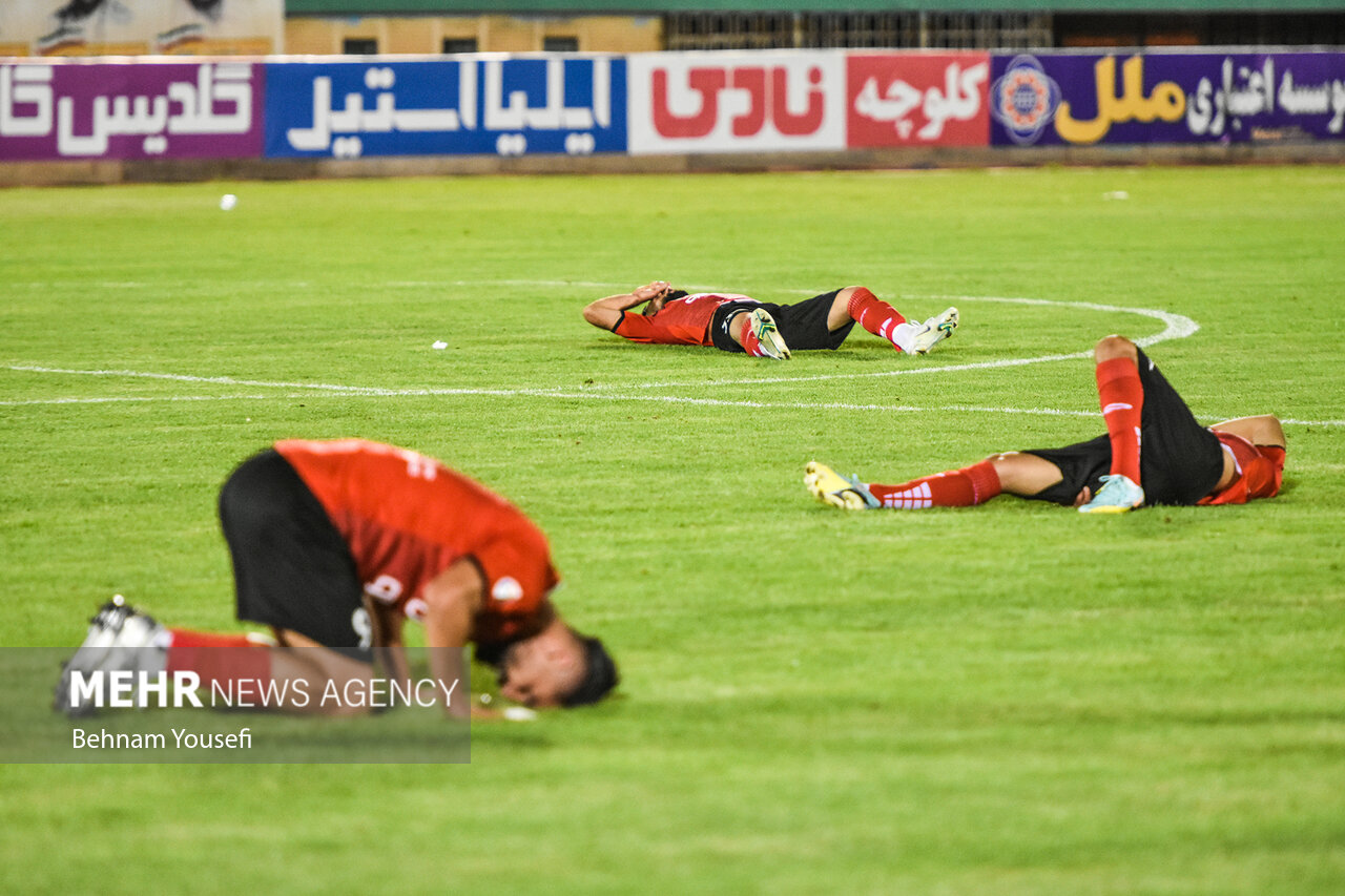 دیدار تیمهای فوتبال آلومینیوم اراک و تراکتور