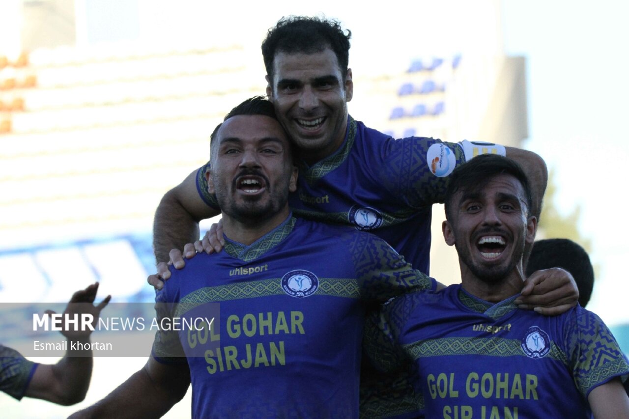 دیدار تیم‌های فوتبال گل گهر و تراکتور