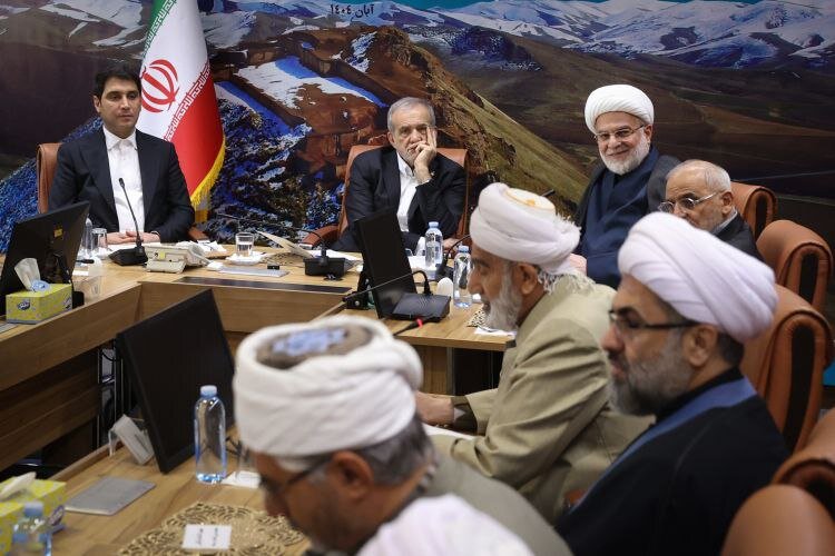 دیدار رئیسجمهور پزشکیان با جمعی از علما و روحانیون استان کردستان