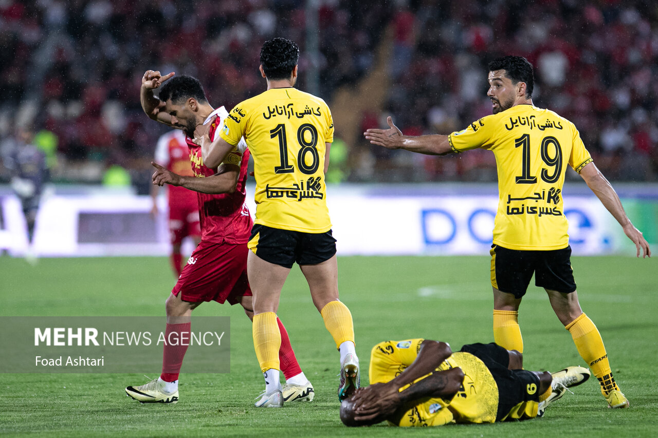 دیدار فوتبال تیم های پرسپولیس و سپاهان