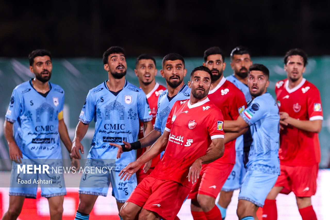 دیدار فوتبال تیم‌های چادرملو و پرسپولیس