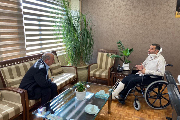 دیدار مهدی تاج با یکی از مصدومان سقوط بالگرد وزیرورزش