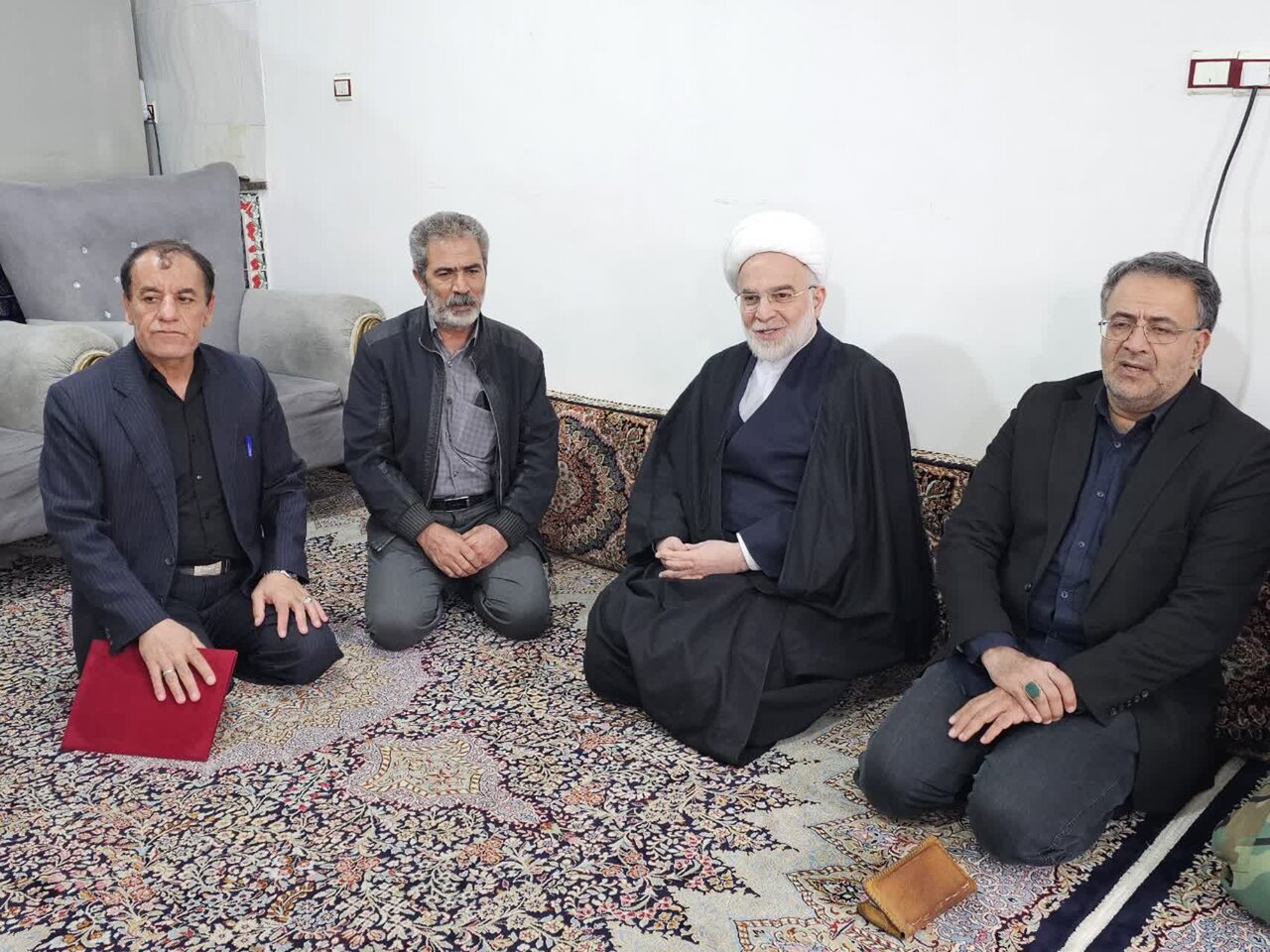 دیدار نماینده ولیفقیه در کردستان با خانواده شهدای جنگ رمضان در قروه